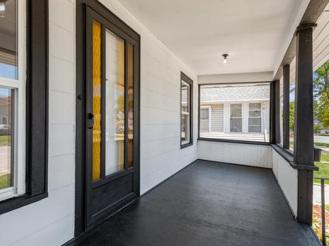 322 Trask St, Aurora, IL 60505 photo 2