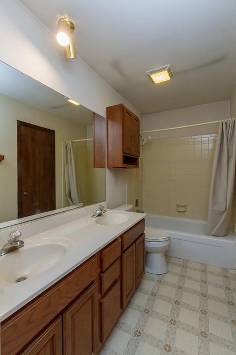 1032 Bent Tree Ct, Elgin, IL 60120 photo 14