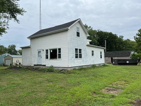 203 E 5th St, Gilman, IL 60938 photo 1
