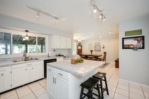 1576 Surrey Dr, Wheaton, IL 60189 photo 8