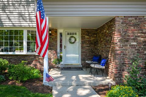 1576 Surrey Dr, Wheaton, IL 60189 photo 3