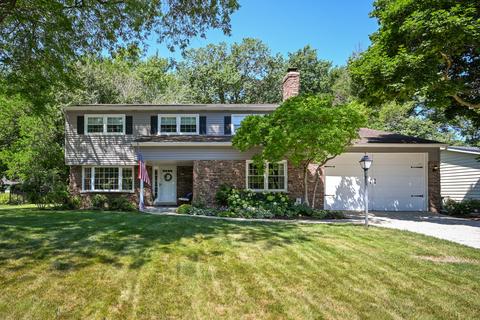 1576 Surrey Dr, Wheaton, IL 60189 photo 1
