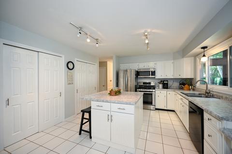 1576 Surrey Dr, Wheaton, IL 60189 photo 10