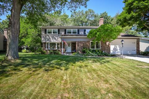 1576 Surrey Dr, Wheaton, IL 60189 photo 2
