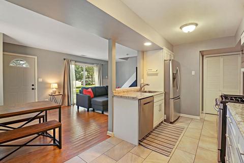1311 Exeter Ct, Wheeling, IL 60090 photo 4