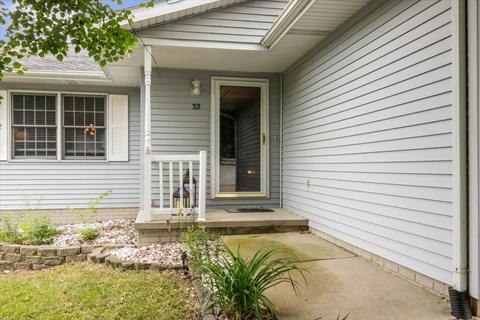 32 Edgewood Ct, Bloomington, IL 61701 photo 2
