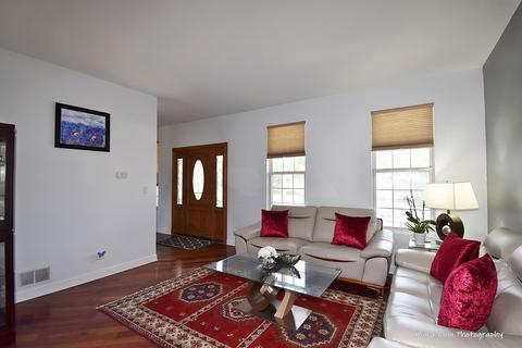 813 Red Barn Ln, Elgin, IL 60124 photo 6