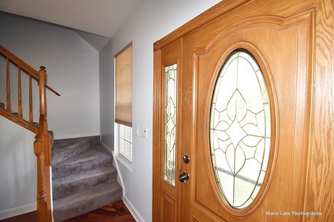 813 Red Barn Ln, Elgin, IL 60124 photo 3
