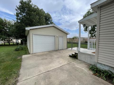 420 E Stewart St, Bloomington, IL 61701 photo 2