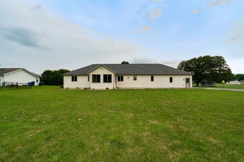 401 Sunset Dr, Colfax, IL 61728 photo 2