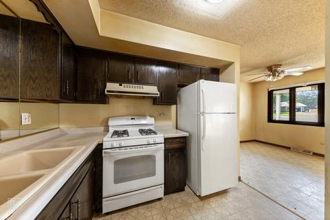 56 Devonshire Cir, Elgin, IL 60123 photo 4
