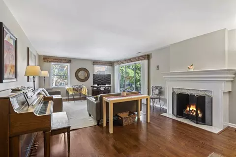 2425 Central St #3B, Evanston, IL 60201 photo 2