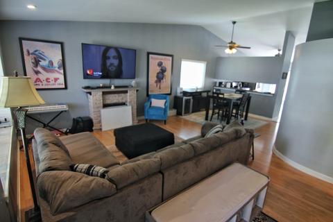 1357 Walden Dr, Elgin, IL 60120 photo 2