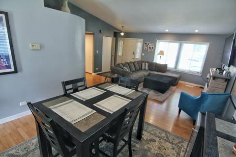 1357 Walden Dr, Elgin, IL 60120 photo 3