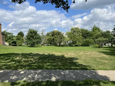 970 Knollwood Ln, West Chicago, IL 60185