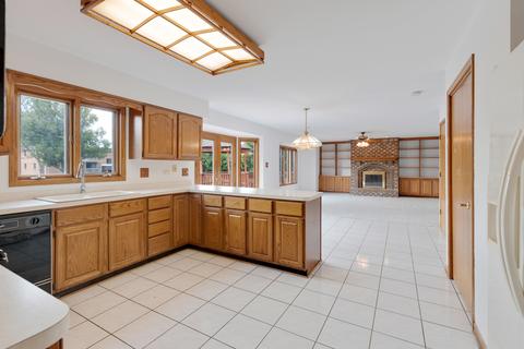 741 E Catalpa St, Addison, IL 60101 photo 5