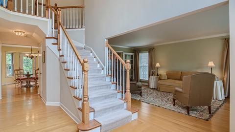 5256 Elliott Dr, Hoffman Estates, IL 60192 photo 2
