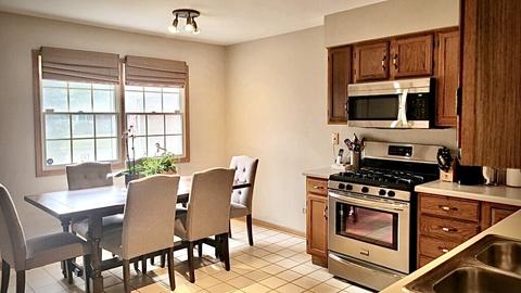 8532 Pearson Dr, Darien, IL 60561 photo 5
