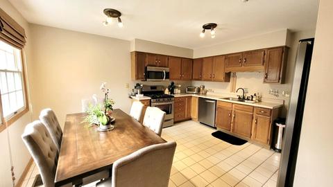 8532 Pearson Dr, Darien, IL 60561 photo 4