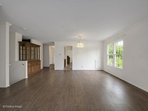 925 Wheaton Oaks Dr, Wheaton, IL 60187 photo 2
