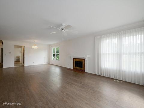 925 Wheaton Oaks Dr, Wheaton, IL 60187 photo 3