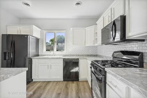 210 E James St, Dwight, IL 60420 photo 2