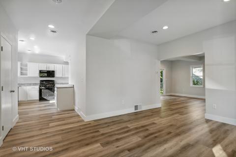 210 E James St, Dwight, IL 60420 photo 5