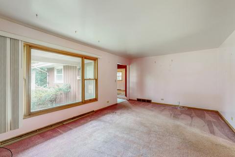 1820 Maple Ln, Elgin, IL 60123 photo 2