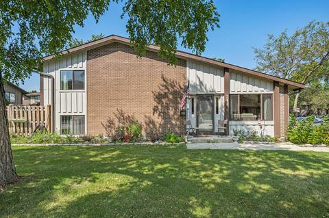 741 Circle Dr, Roselle, IL 60172 photo 1