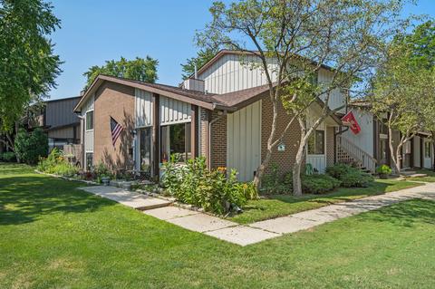 741 Circle Dr, Roselle, IL 60172 photo 2