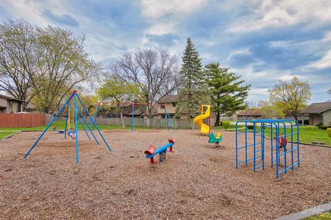 741 Circle Dr, Roselle, IL 60172 photo 21