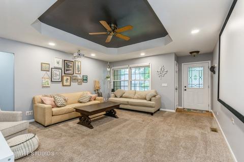 2301 Robin Ln, Elgin, IL 60123 photo 4