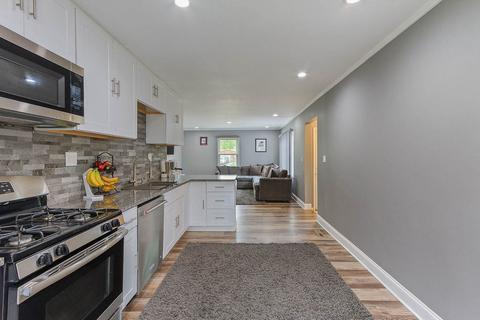 512 Cherry Cir, Glenview, IL 60025 photo 9