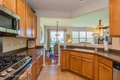 2823 Beacon Point Cir, Elgin, IL 60124 photo 7