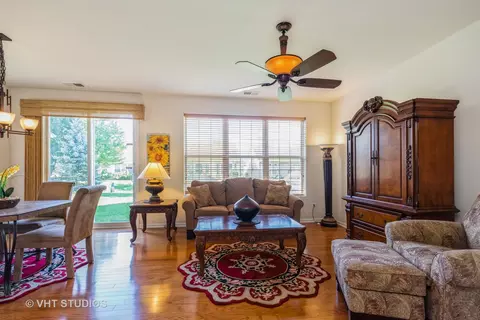 2823 Beacon Point Cir, Elgin, IL 60124 photo 13