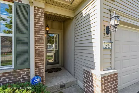 2823 Beacon Point Cir, Elgin, IL 60124 photo 2