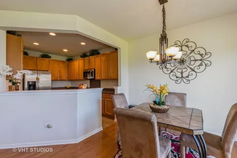 2823 Beacon Point Cir, Elgin, IL 60124 photo 11