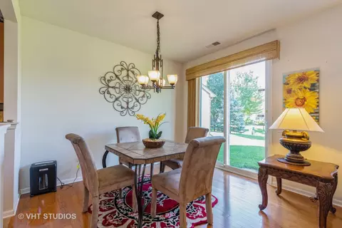 2823 Beacon Point Cir, Elgin, IL 60124 photo 10