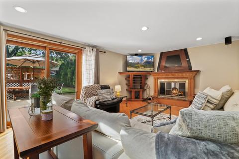 1819 E Bittersweet Ln, Mount Prospect, IL 60056 photo 2