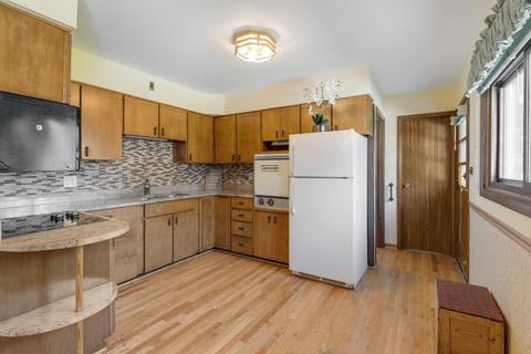 220 Mccain Ct, Des Plaines, IL 60016 photo 8