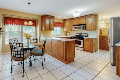 335 Wildberry Ln, Bartlett, IL 60103 photo 5