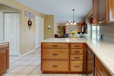 335 Wildberry Ln, Bartlett, IL 60103 photo 8