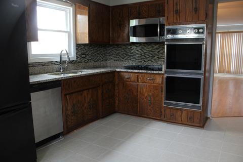 8958 Lyons St, Des Plaines, IL 60016 photo 2