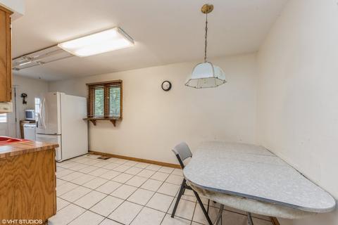 858 S Fletcher Dr, Wheeling, IL 60090 photo 4