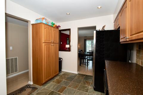1302 E Washington St #E2, Des Plaines, IL 60016 photo 3