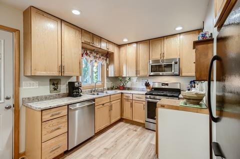140 Illinois Blvd, Hoffman Estates, IL 60169 photo 5