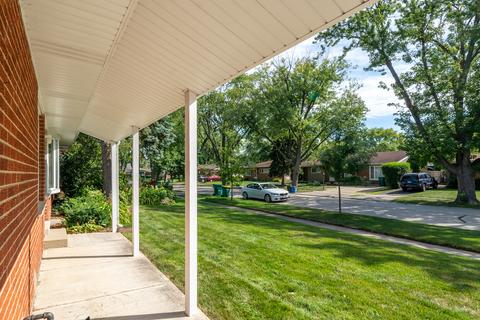 388 Marvin Pl, Wheeling, IL 60090 photo 2