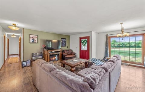 6107 E Mcgregor Rd, Byron, IL 61010 photo 2