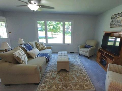 1325 Newcastle Ln, Hoffman Estates, IL 60169 photo 2