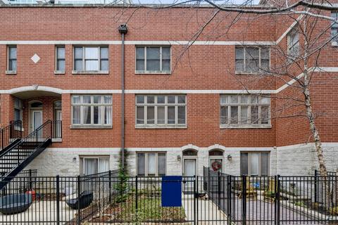 320 E 17th St, Chicago, IL 60616